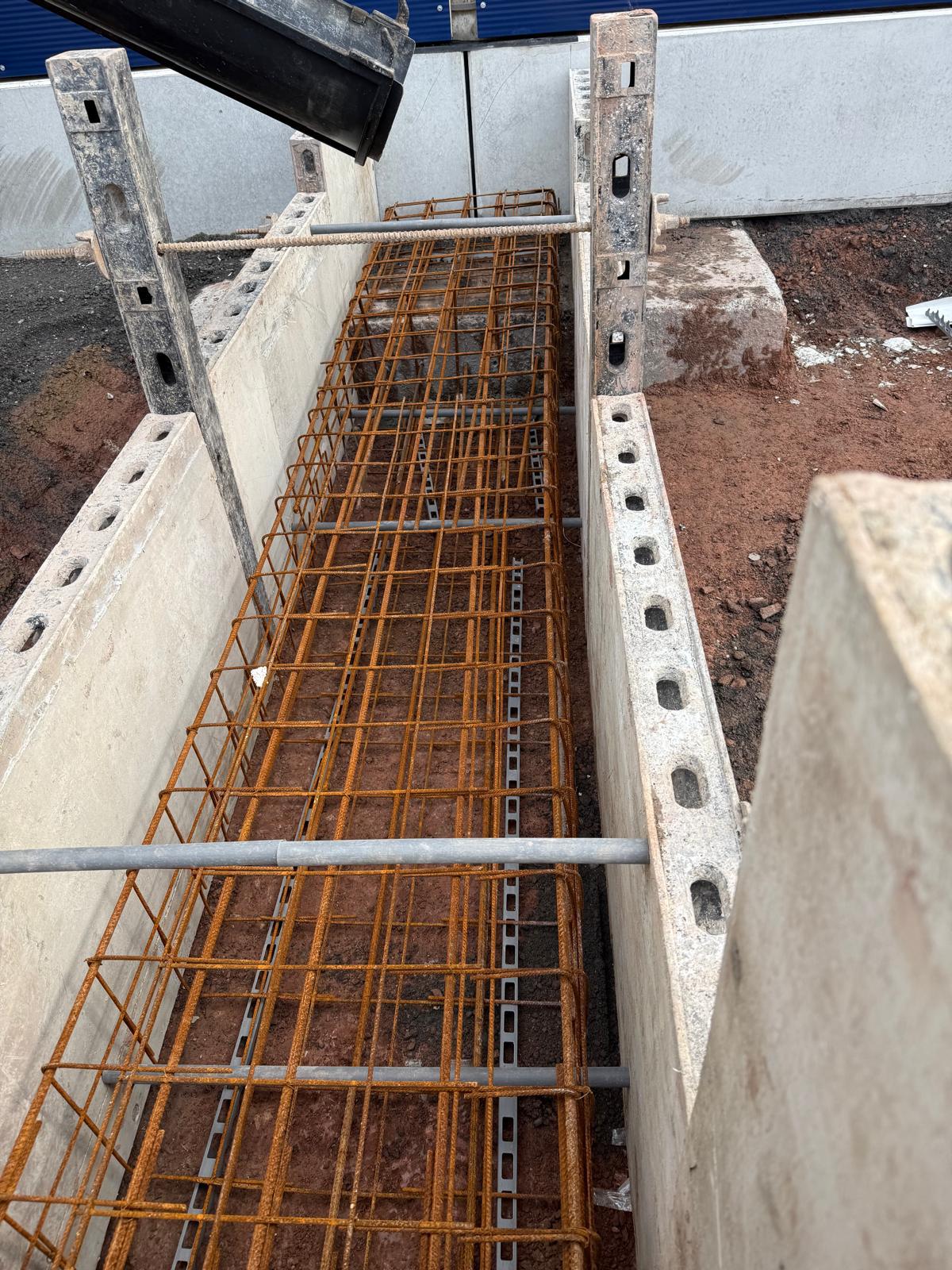 Baustelle mit Beton- und Stahlstruktur